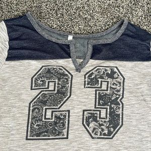 Womens juniors Cute sporty 23 paisley floral top size 1X junior womens